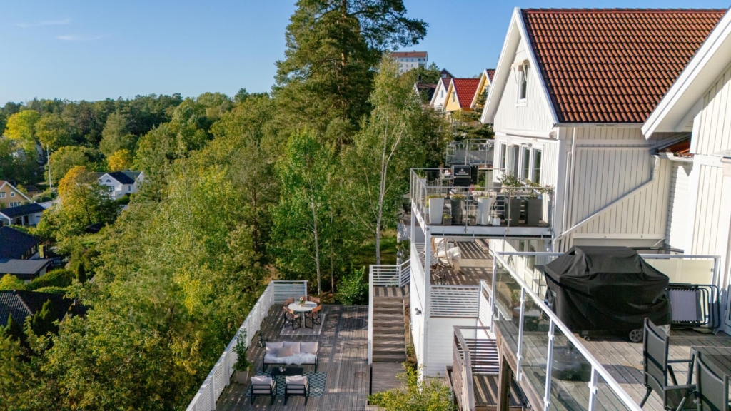 Stilrent kedjehus med högt läge och fantastisk sjöutsikt – ett hem att trivas i!