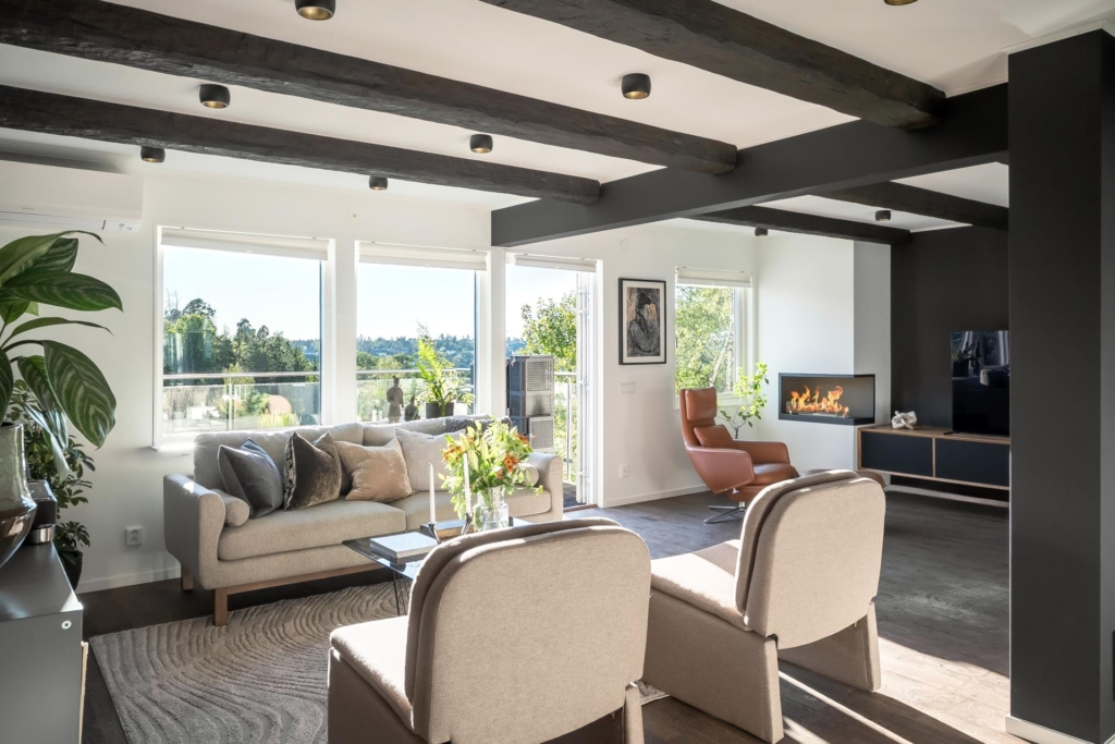 Stilrent kedjehus med högt läge och fantastisk sjöutsikt – ett hem att trivas i!