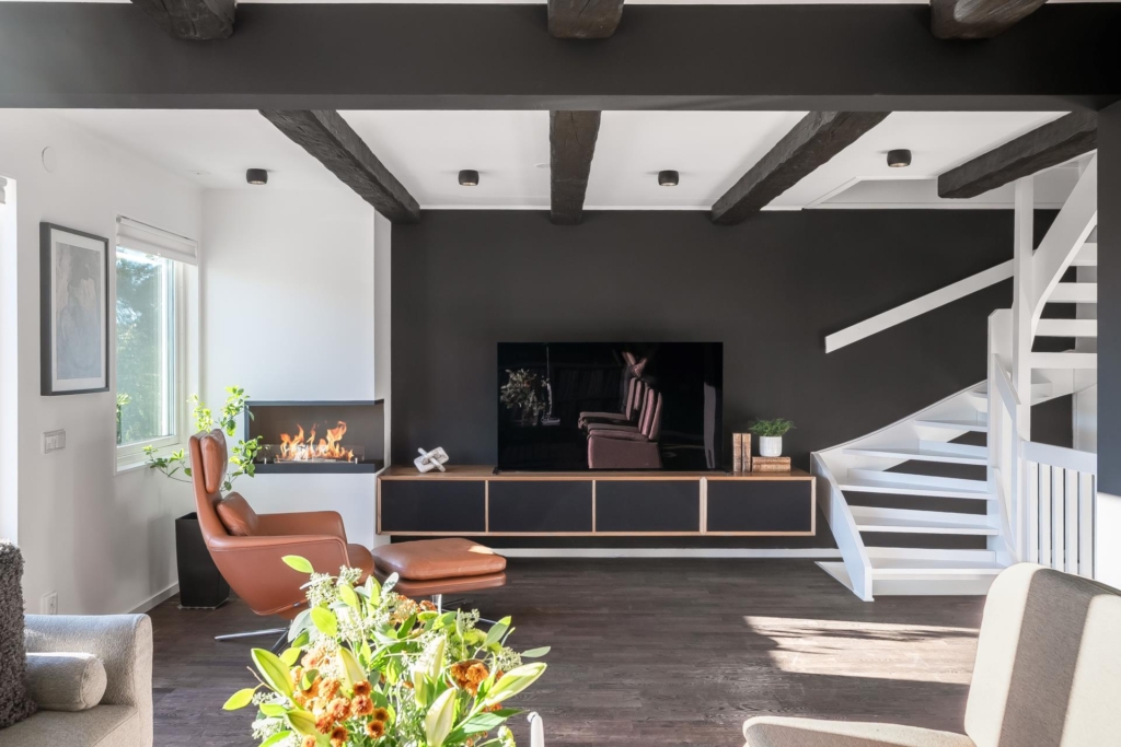 Stilrent kedjehus med högt läge och fantastisk sjöutsikt – ett hem att trivas i!