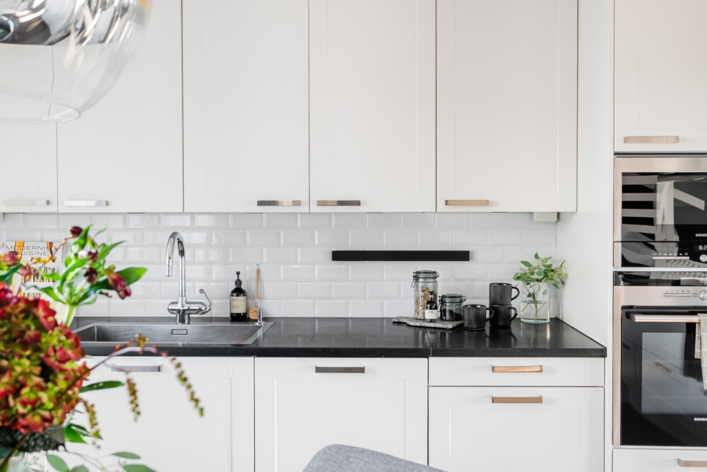 Stilrent kedjehus med högt läge och fantastisk sjöutsikt – ett hem att trivas i!