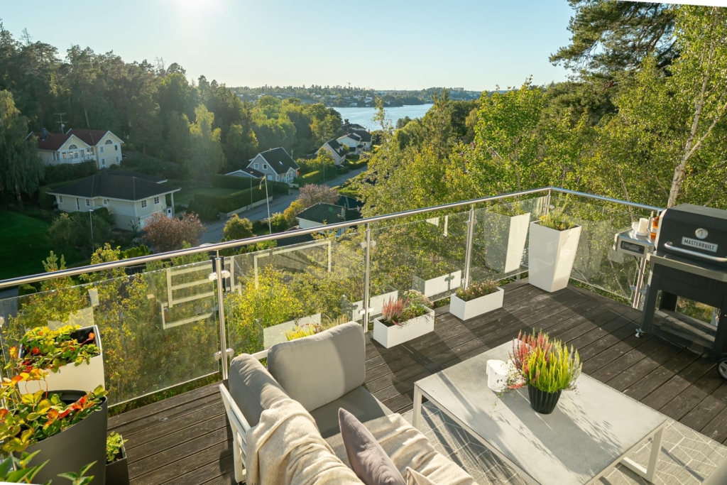 Stilrent kedjehus med högt läge och fantastisk sjöutsikt – ett hem att trivas i!