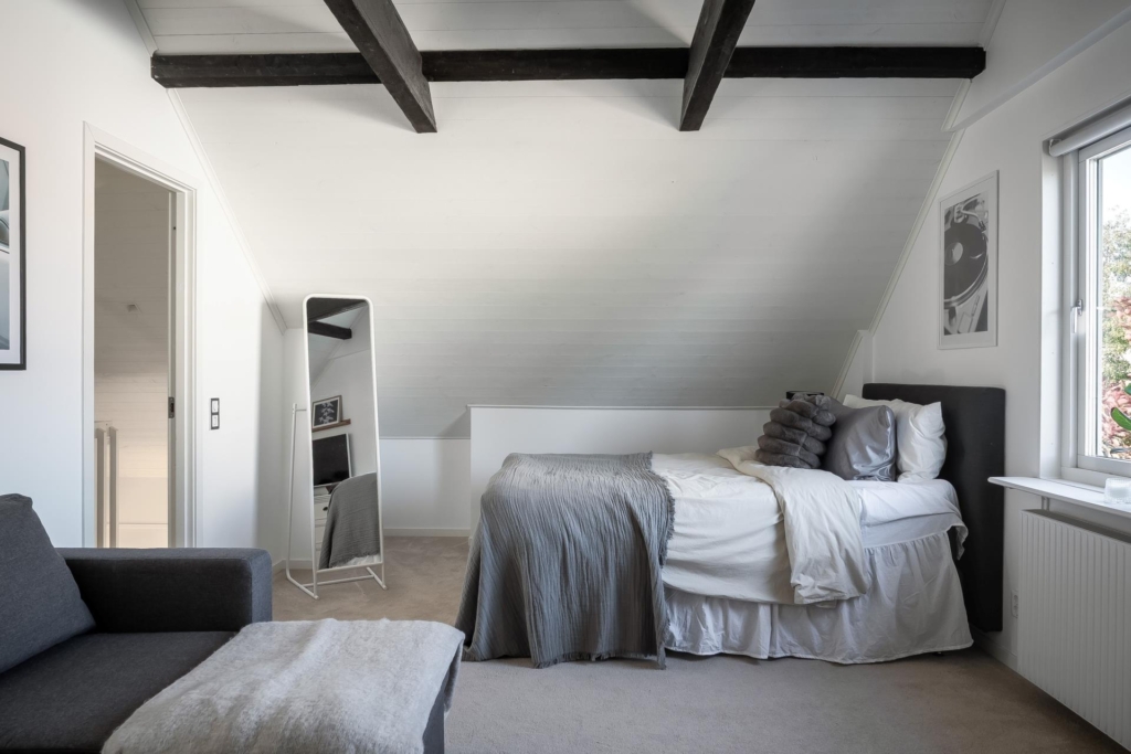 Stilrent kedjehus med högt läge och fantastisk sjöutsikt – ett hem att trivas i!