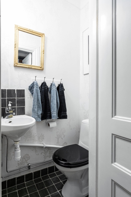 Superfin sekelskiftestrea med direktutgång till gården från köket.