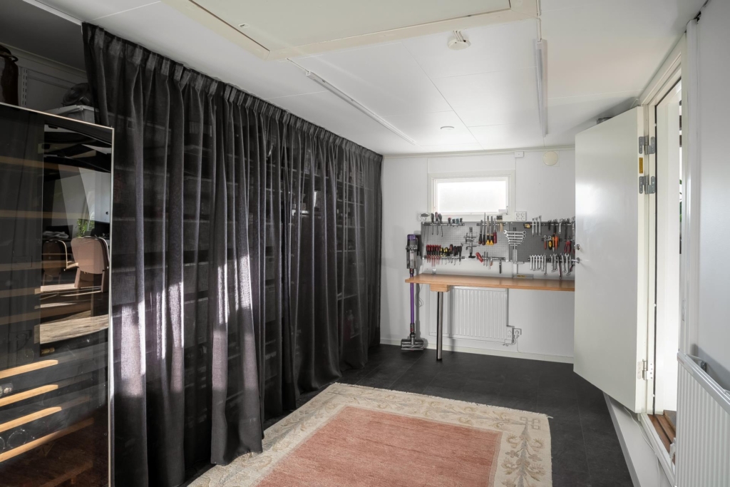 Stilrent kedjehus med högt läge och fantastisk sjöutsikt – ett hem att trivas i!