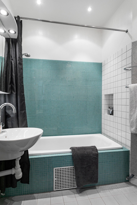 Superfin sekelskiftestrea med direktutgång till gården från köket.