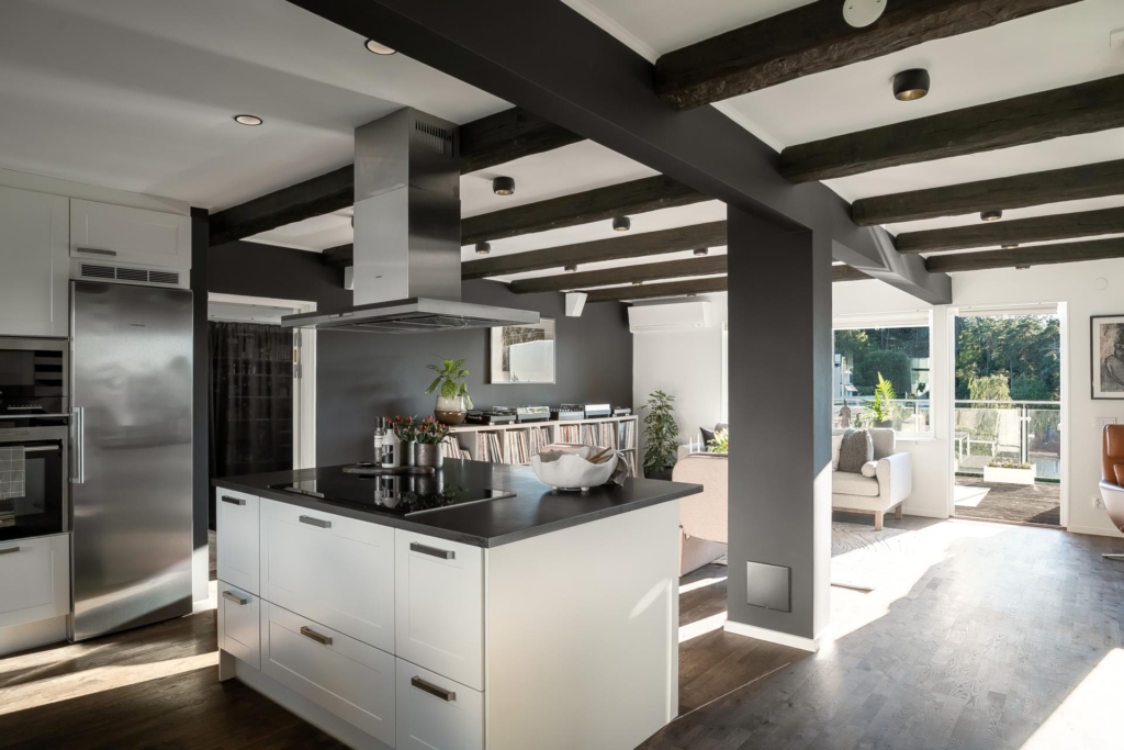 Stilrent kedjehus med högt läge och fantastisk sjöutsikt – ett hem att trivas i!