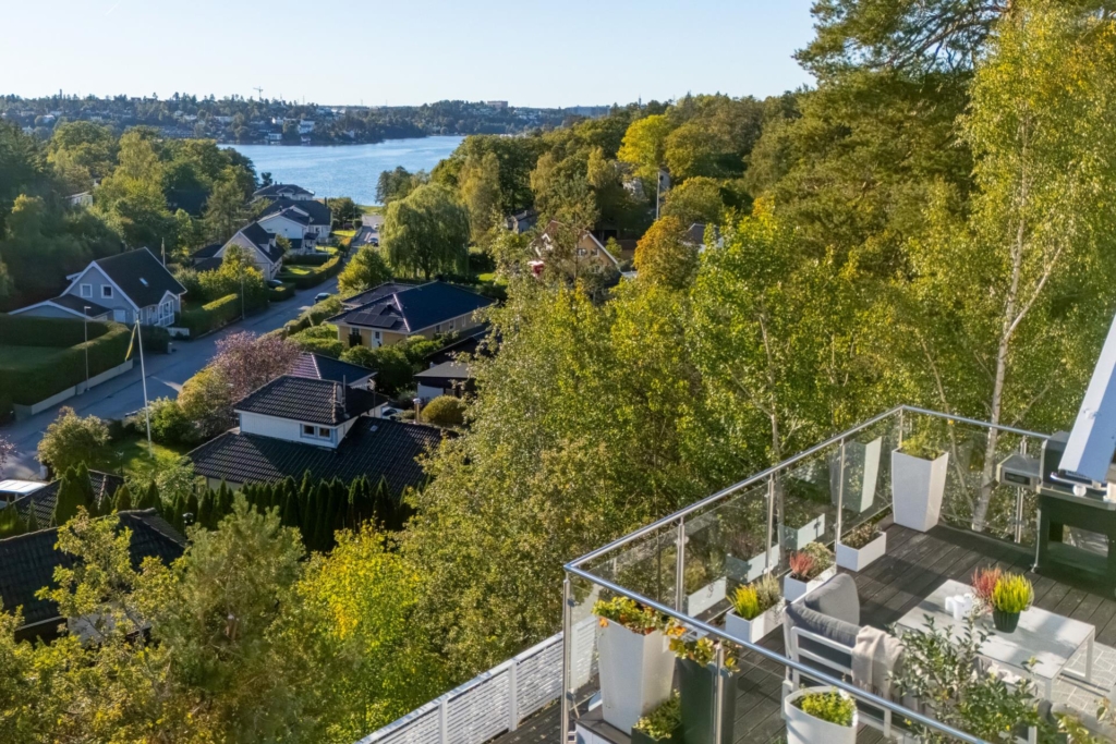Stilrent kedjehus med högt läge och fantastisk sjöutsikt – ett hem att trivas i!