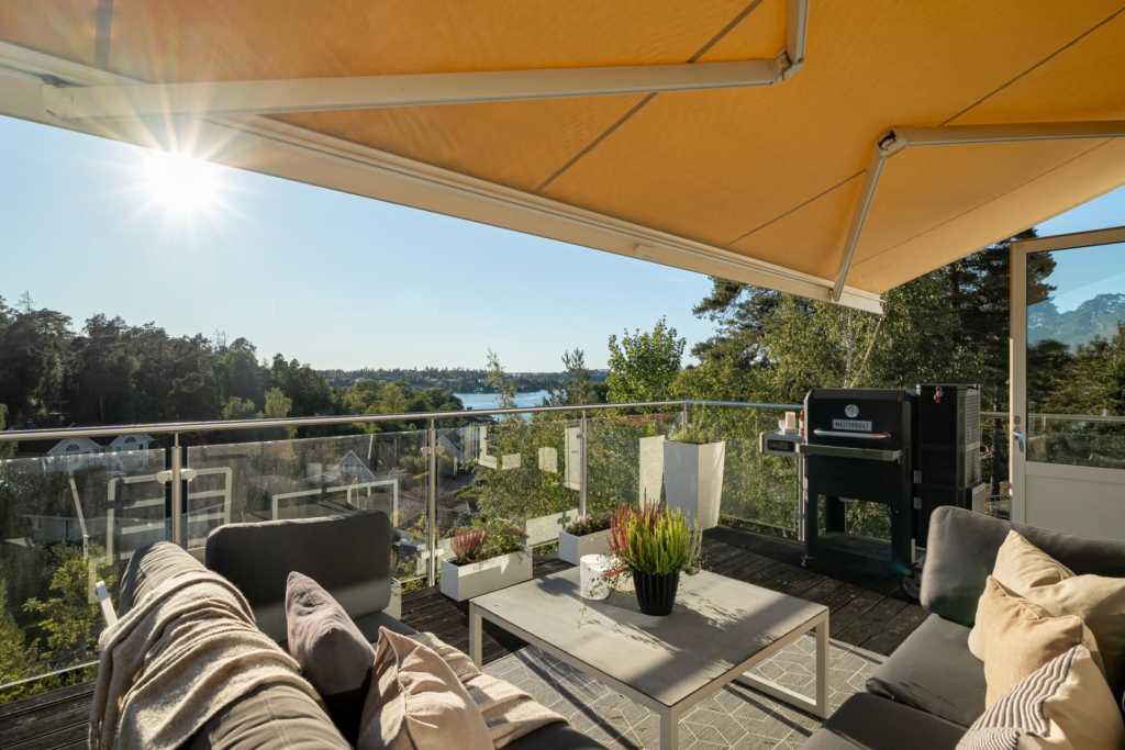 Stilrent kedjehus med högt läge och fantastisk sjöutsikt – ett hem att trivas i!