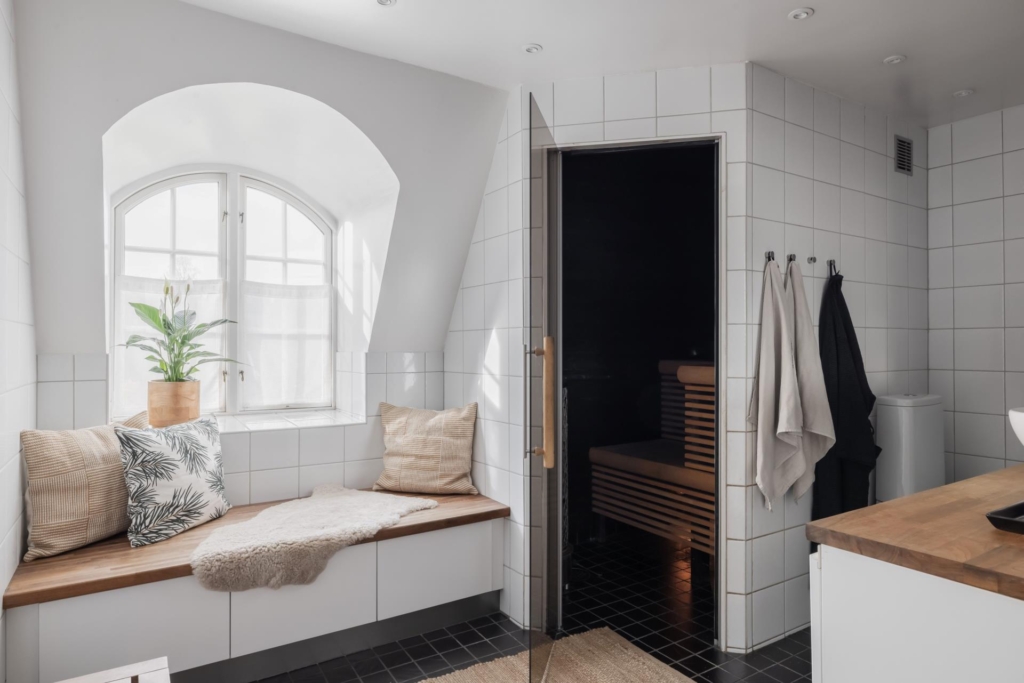 Välkommen till detta charmiga hus med en härlig trädgårdstomt och närhet till naturen.