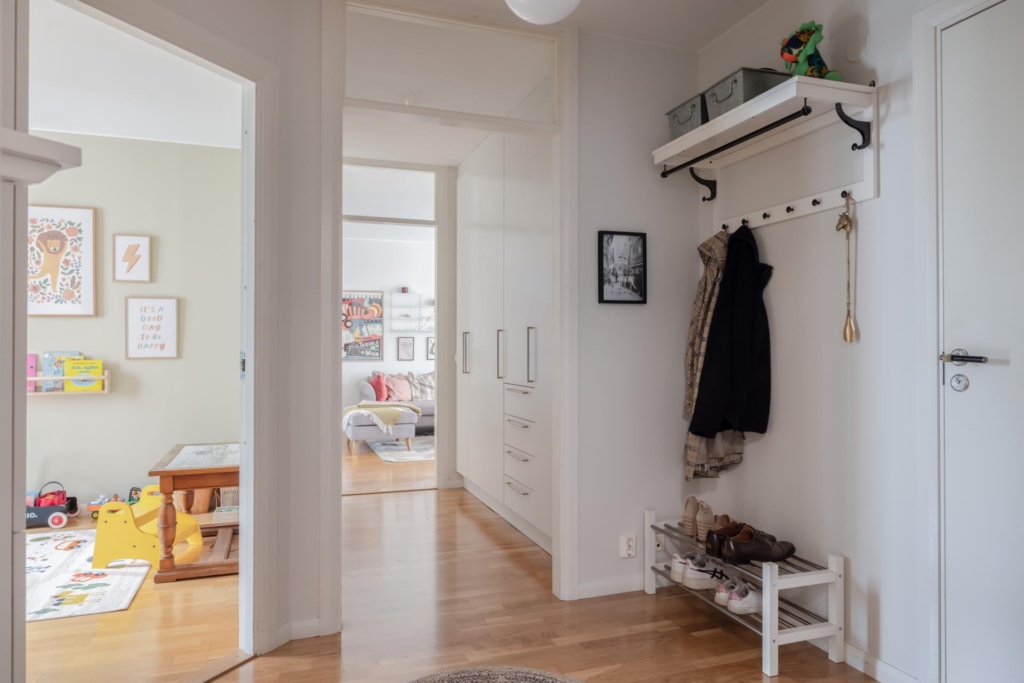 Genomgående och smakfull trea med öppen planlösning samt stor balkong. Garage i huset (ledigt*).