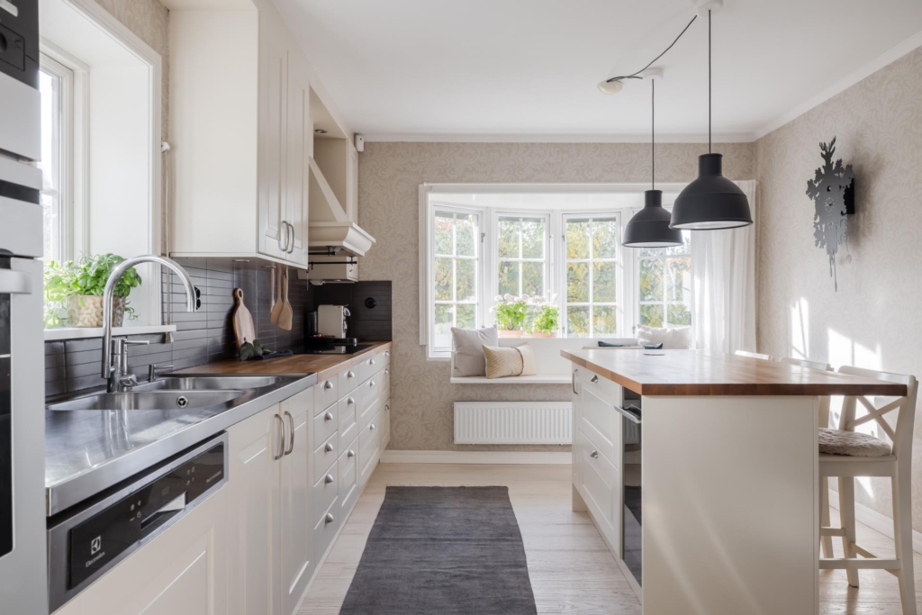 Välkommen till detta charmiga hus med en härlig trädgårdstomt och närhet till naturen.