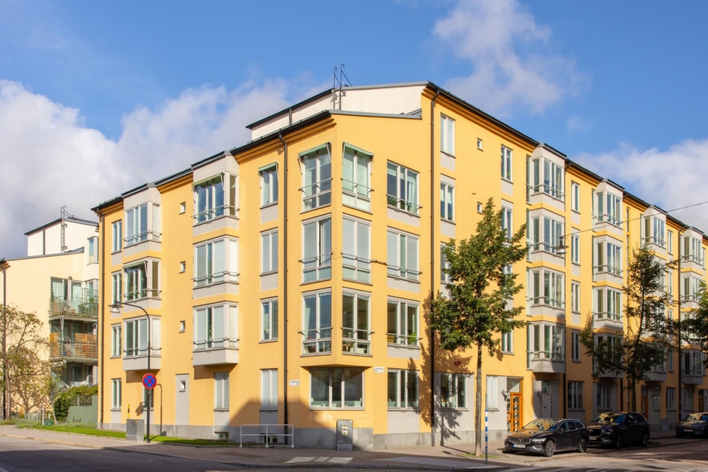 Genomgående och smakfull trea med öppen planlösning samt stor balkong. Garage i huset (ledigt*).