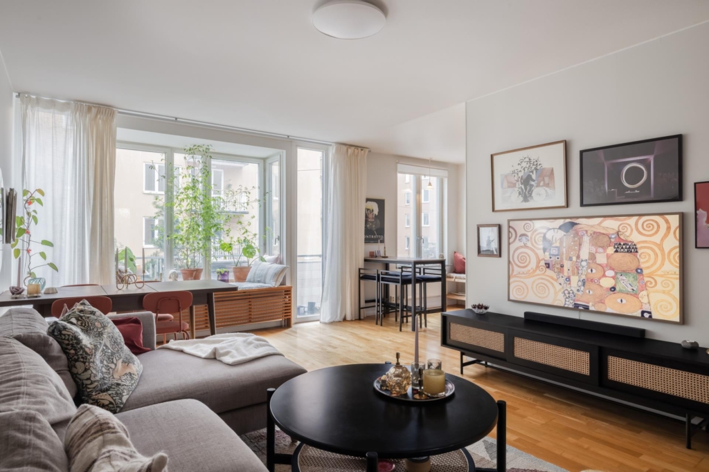 Genomgående och smakfull trea med öppen planlösning samt stor balkong. Garage i huset (ledigt*).