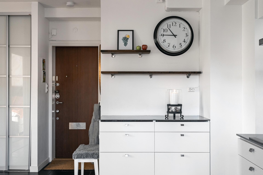 Unik etagevåning med 4 rum, 2 entréer, öppen spis och 2 balkonger!