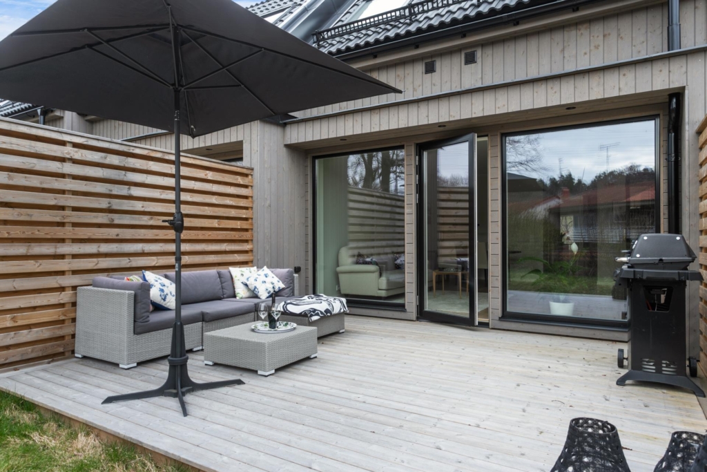 Lättskött friköpt Town House (ej BRF – ej månadsavgift) med mycket fina materialval och högt i tak.