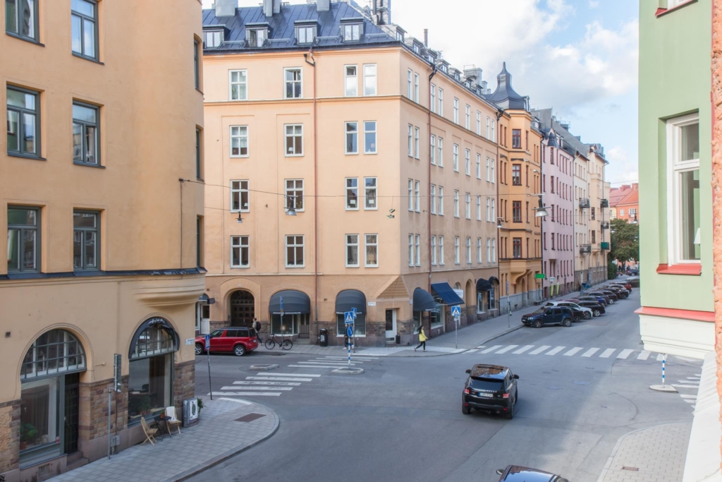Välkommen till en spatiös, härlig tvåa, mycket fint renoverad med bevarad sekelskifteskaraktär.