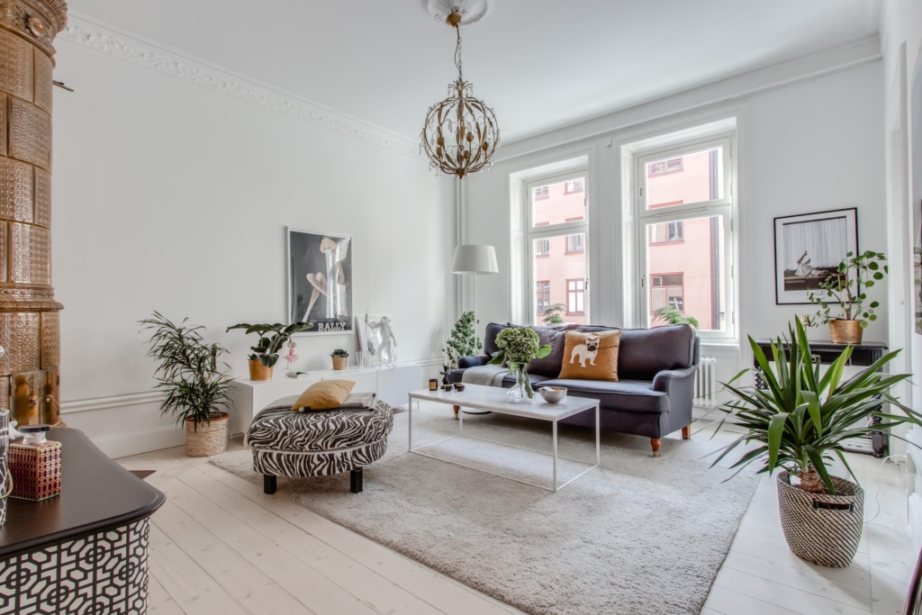 Välkommen till en spatiös, härlig tvåa, mycket fint renoverad med bevarad sekelskifteskaraktär.