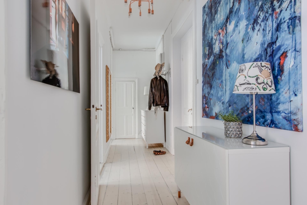 Välkommen till en spatiös, härlig tvåa, mycket fint renoverad med bevarad sekelskifteskaraktär.