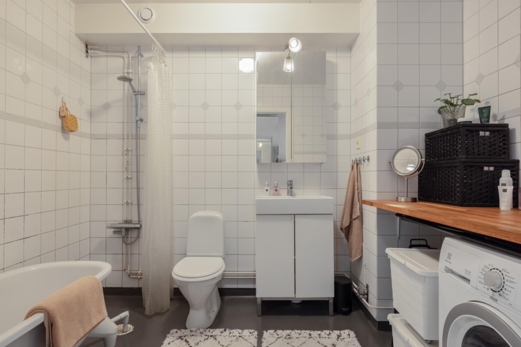 Genomgående och ljus med sjöglimt – Härligt läge invid Hammarby sjö