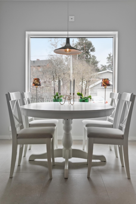 Lättskött friköpt Town House (ej BRF – ej månadsavgift) med mycket fina materialval och högt i tak.