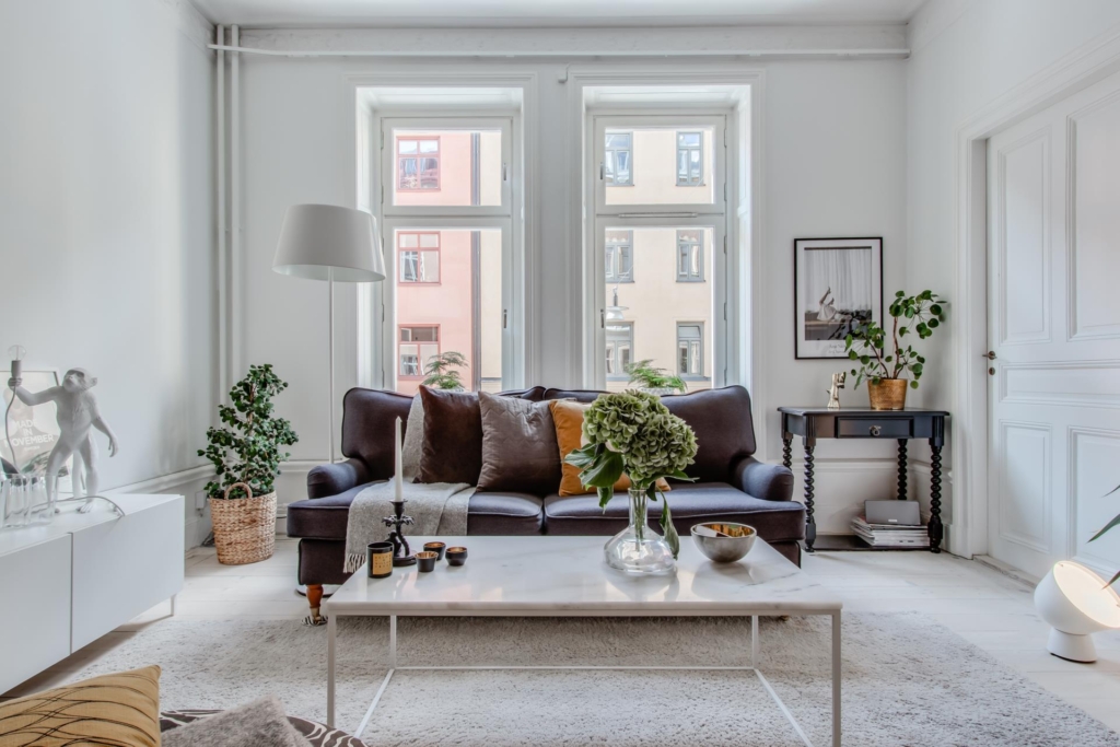 Välkommen till en spatiös, härlig tvåa, mycket fint renoverad med bevarad sekelskifteskaraktär.