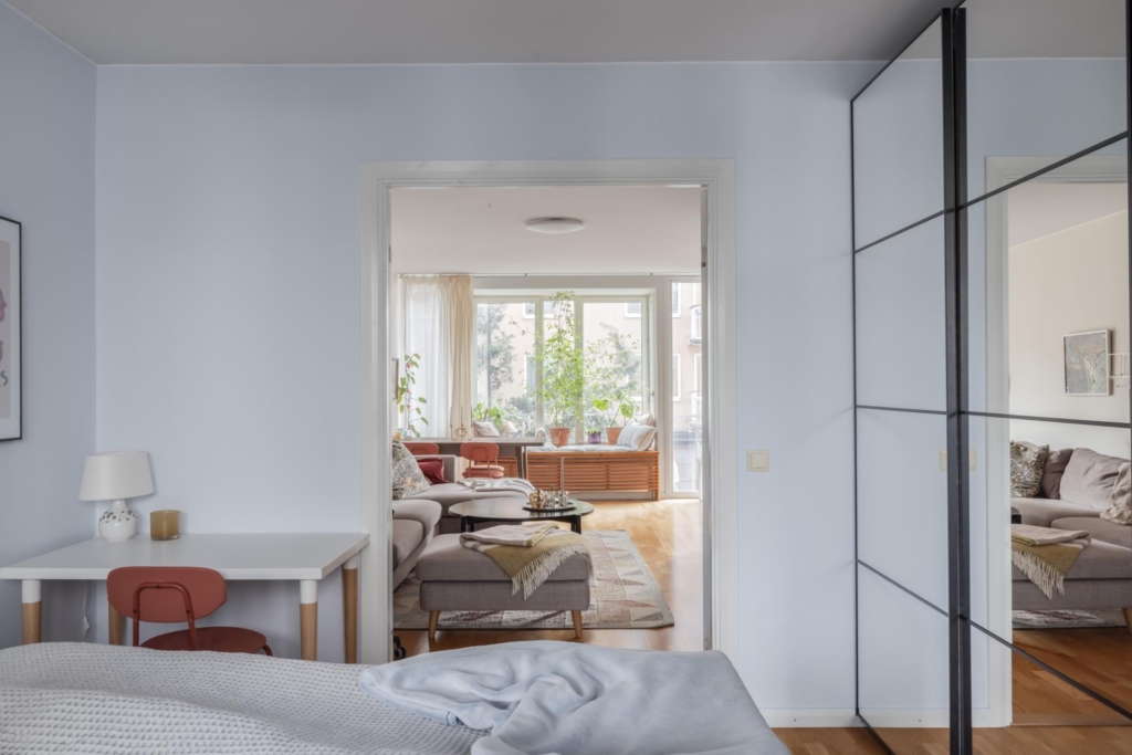 Genomgående och smakfull trea med öppen planlösning samt stor balkong. Garage i huset (ledigt*).