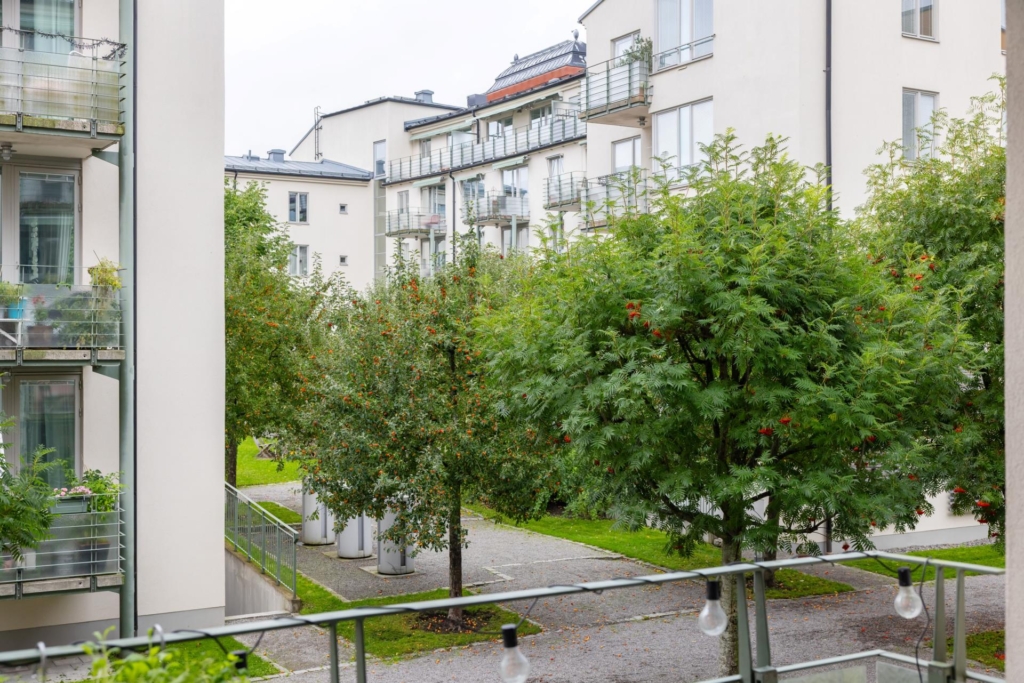 Genomgående och smakfull trea med öppen planlösning samt stor balkong. Garage i huset (ledigt*).