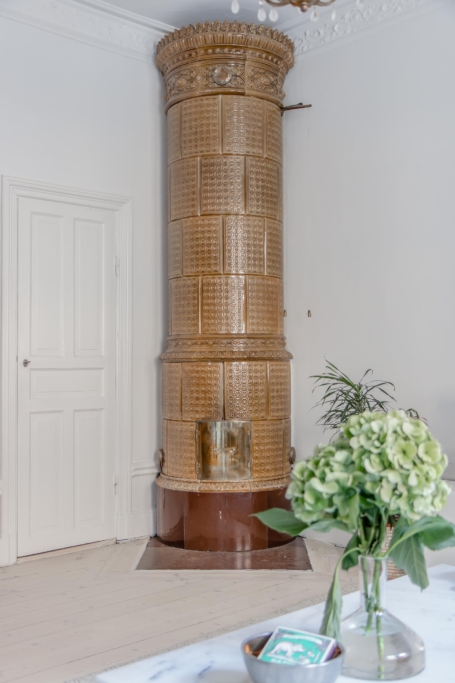 Välkommen till en spatiös, härlig tvåa, mycket fint renoverad med bevarad sekelskifteskaraktär.