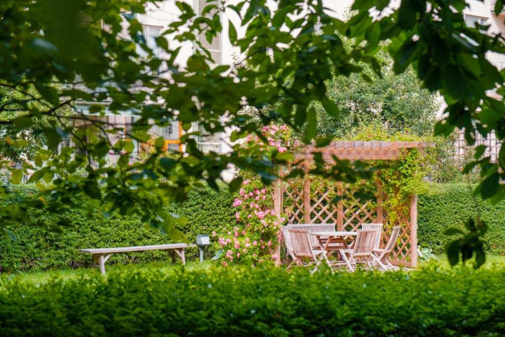 Genomgående och smakfull trea med öppen planlösning samt stor balkong. Garage i huset (ledigt*).