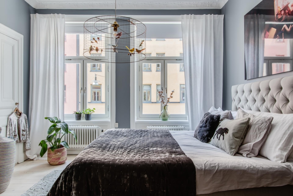 Välkommen till en spatiös, härlig tvåa, mycket fint renoverad med bevarad sekelskifteskaraktär.