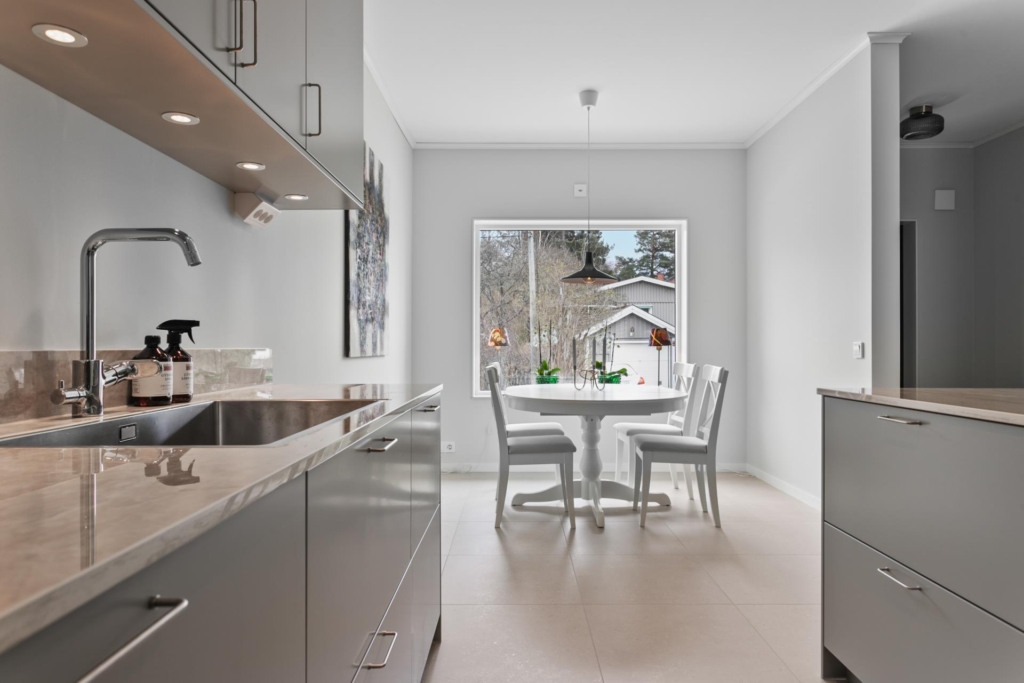 Lättskött friköpt Town House (ej BRF – ej månadsavgift) med mycket fina materialval och högt i tak.