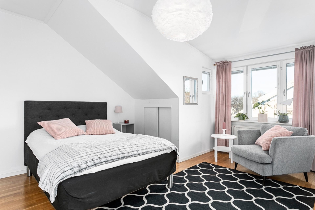 Unik etagevåning med 4 rum, 2 entréer, öppen spis och 2 balkonger!