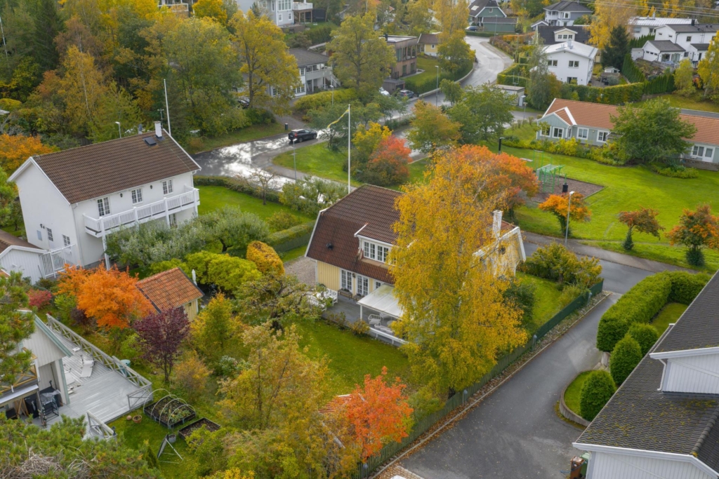 Välkommen till detta charmiga hus med en härlig trädgårdstomt och närhet till naturen.