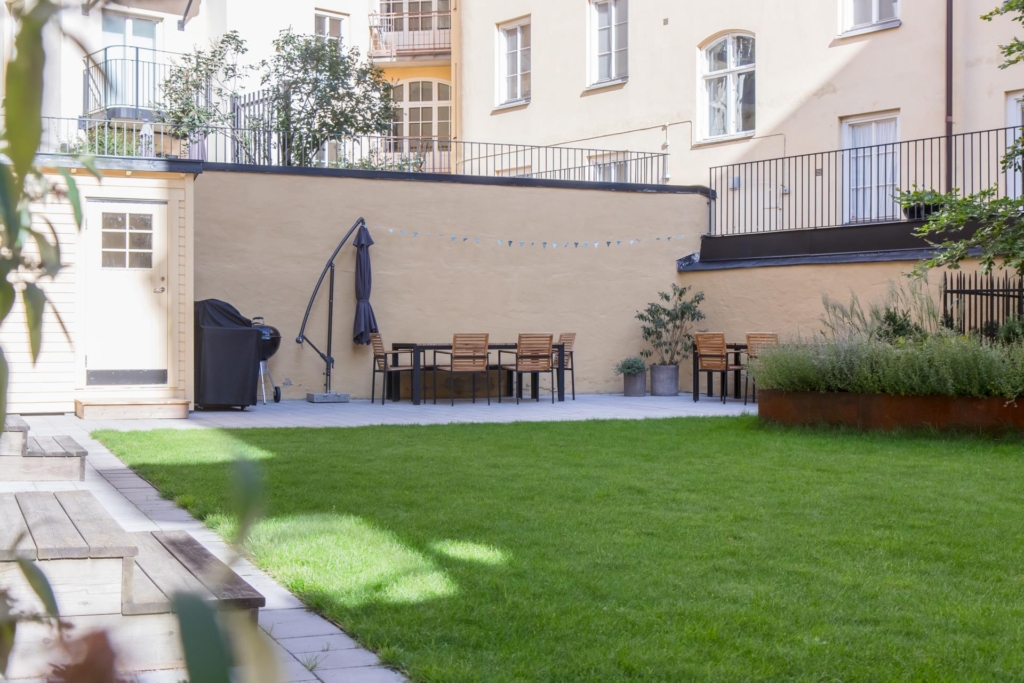 Välkommen till en spatiös, härlig tvåa, mycket fint renoverad med bevarad sekelskifteskaraktär.