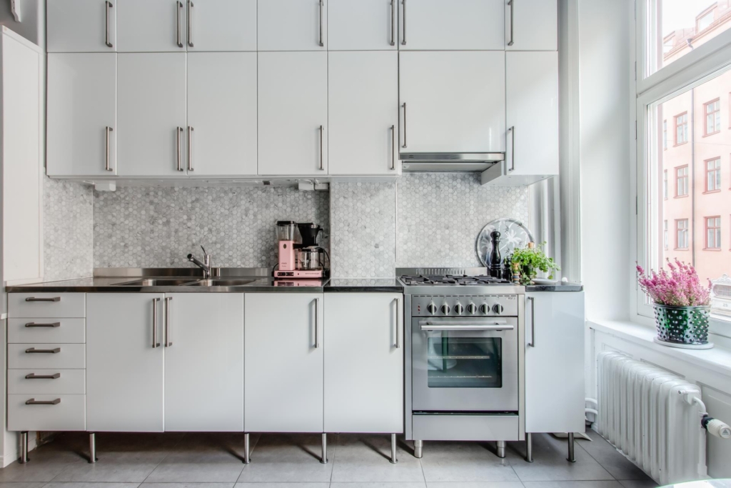 Välkommen till en spatiös, härlig tvåa, mycket fint renoverad med bevarad sekelskifteskaraktär.