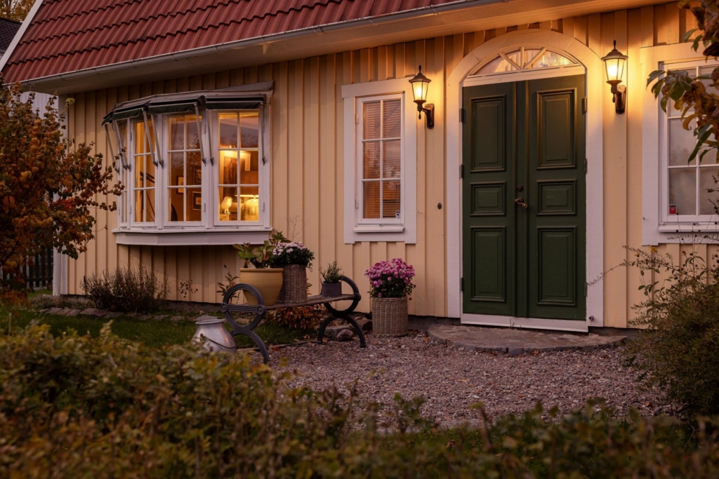 Välkommen till detta charmiga hus med en härlig trädgårdstomt och närhet till naturen.