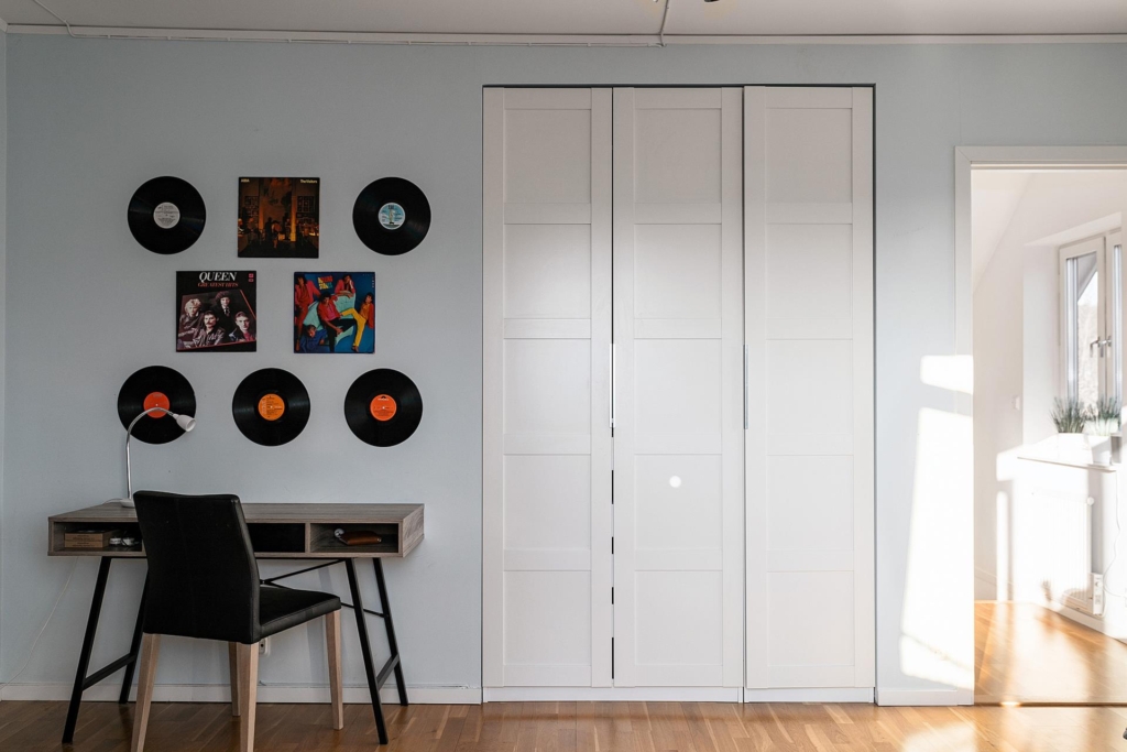 Unik etagevåning med 4 rum, 2 entréer, öppen spis och 2 balkonger!