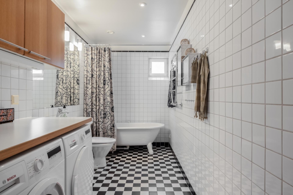 Genomgående och smakfull trea med öppen planlösning samt stor balkong. Garage i huset (ledigt*).