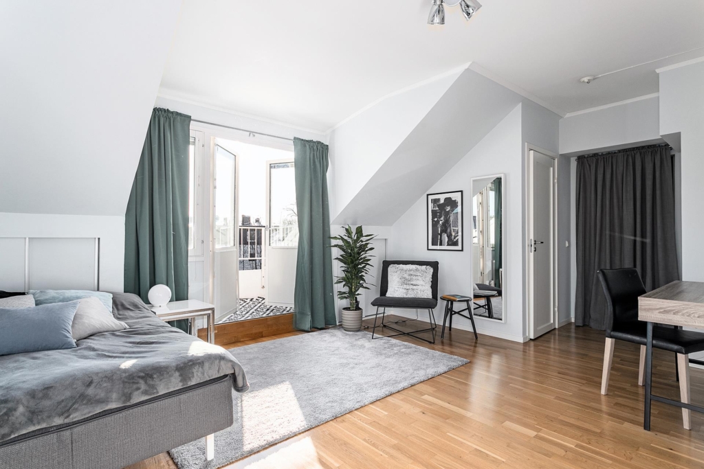 Unik etagevåning med 4 rum, 2 entréer, öppen spis och 2 balkonger!