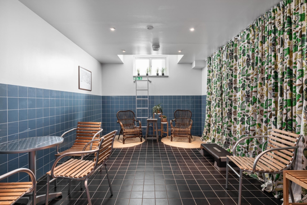 Genomgående och smakfull trea med öppen planlösning samt stor balkong. Garage i huset (ledigt*).