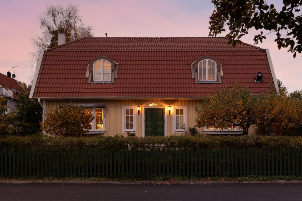 Välkommen till detta charmiga hus med en härlig trädgårdstomt och närhet till naturen.