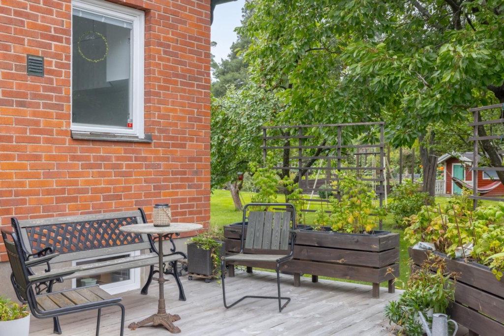 Smakfull, påkostad och mycket tilltalande villa om 218 kvm med fantastisk trädgård!