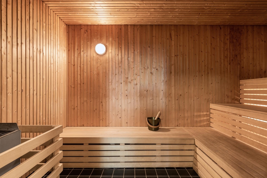 Genomgående och smakfull trea med öppen planlösning samt stor balkong. Garage i huset (ledigt*).