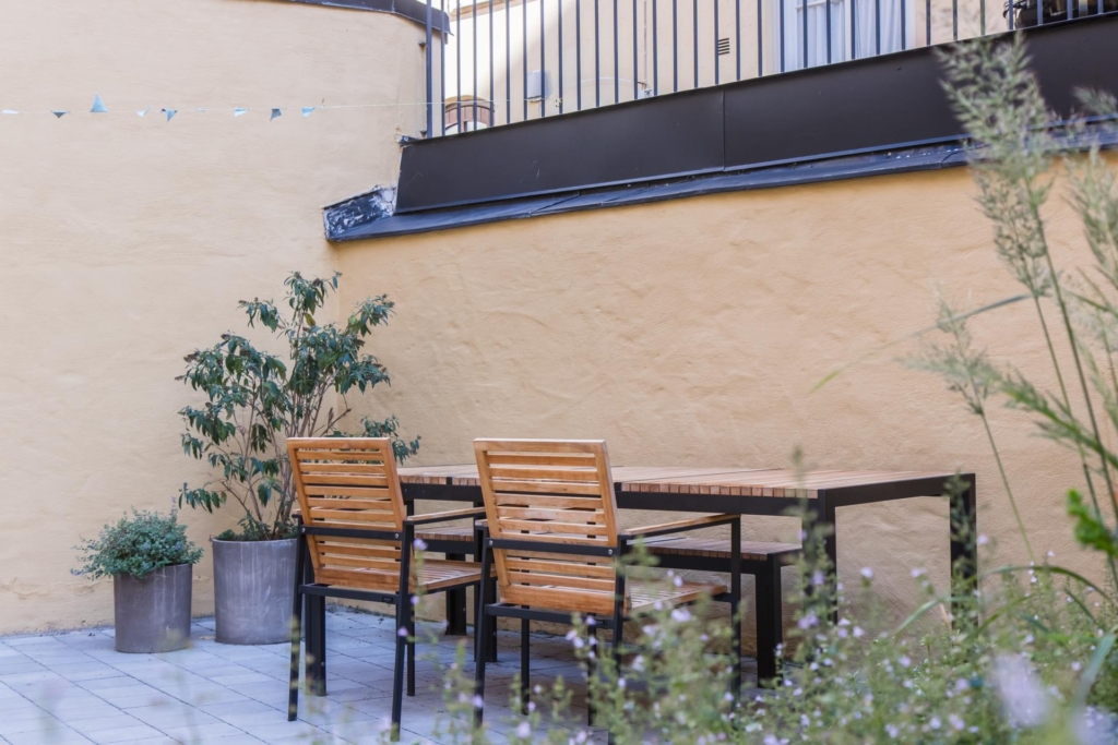 Välkommen till en spatiös, härlig tvåa, mycket fint renoverad med bevarad sekelskifteskaraktär.