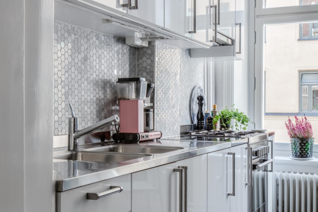 Välkommen till en spatiös, härlig tvåa, mycket fint renoverad med bevarad sekelskifteskaraktär.