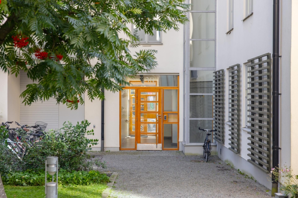Genomgående och smakfull trea med öppen planlösning samt stor balkong. Garage i huset (ledigt*).