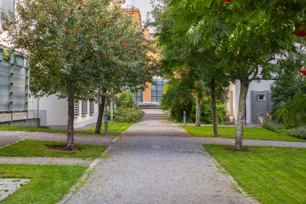 Genomgående och smakfull trea med öppen planlösning samt stor balkong. Garage i huset (ledigt*).