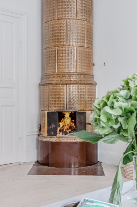 Välkommen till en spatiös, härlig tvåa, mycket fint renoverad med bevarad sekelskifteskaraktär.