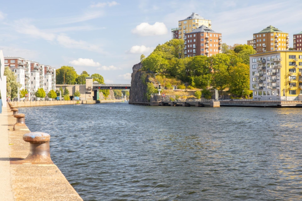Genomgående och smakfull trea med öppen planlösning samt stor balkong. Garage i huset (ledigt*).