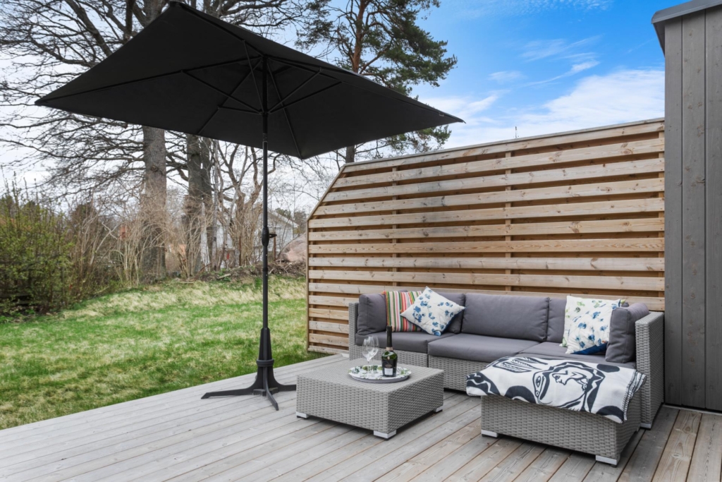 Lättskött friköpt Town House (ej BRF – ej månadsavgift) med mycket fina materialval och högt i tak.